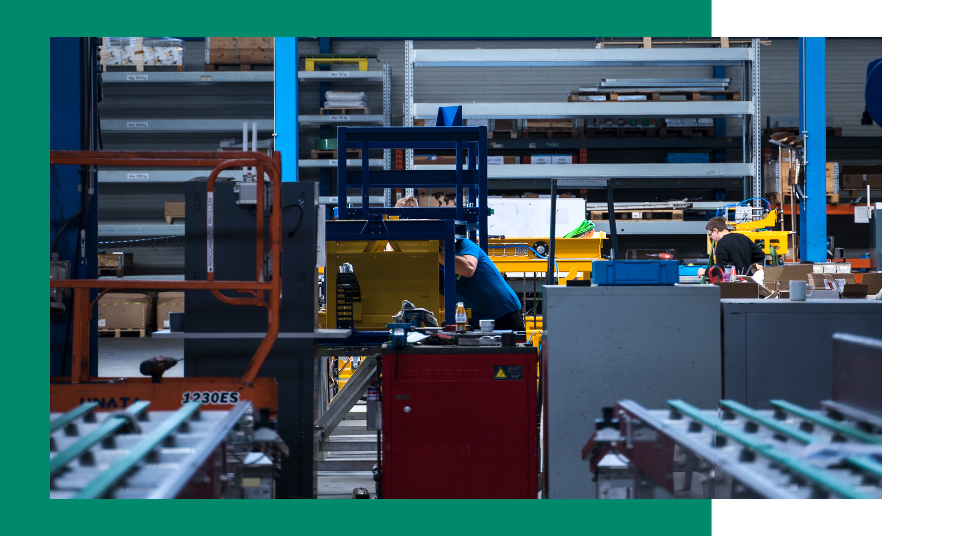 We zien een man aan het werk in de fabriek bij Unata Aasrchot. Hij bediend een machine.